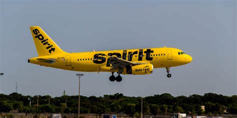 Spirit Airlines passenger removed from flight after becoming。